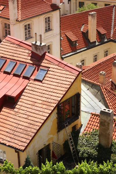 Maisons avec toits rouges traditionnels à Prague — Photo