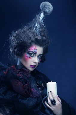 Yaratıcı makyajlı genç bir kadın.