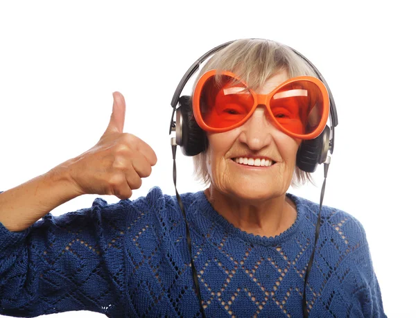 Divertida anciana escuchando música — Foto de Stock