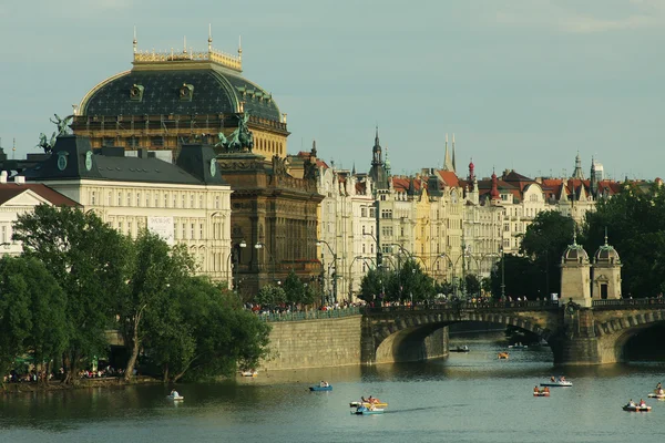 Widok na zabytki od rzeki w Pradze. — Zdjęcie stockowe