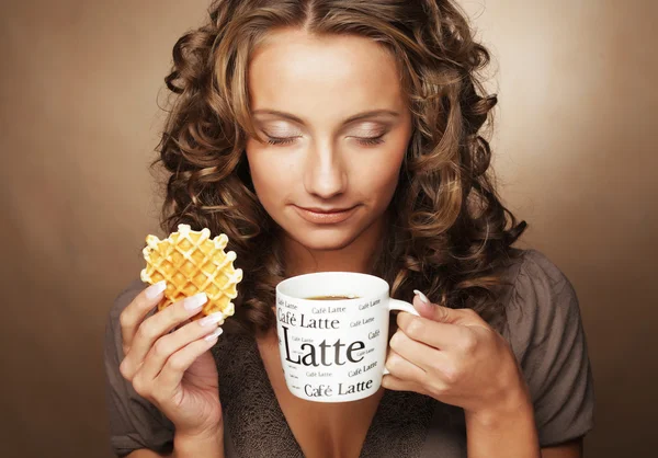 香り豊かなコーヒーを持つ若い女性 — ストック写真