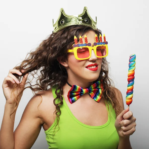Vacker kvinna med krona och roliga solglasögon — Stockfoto