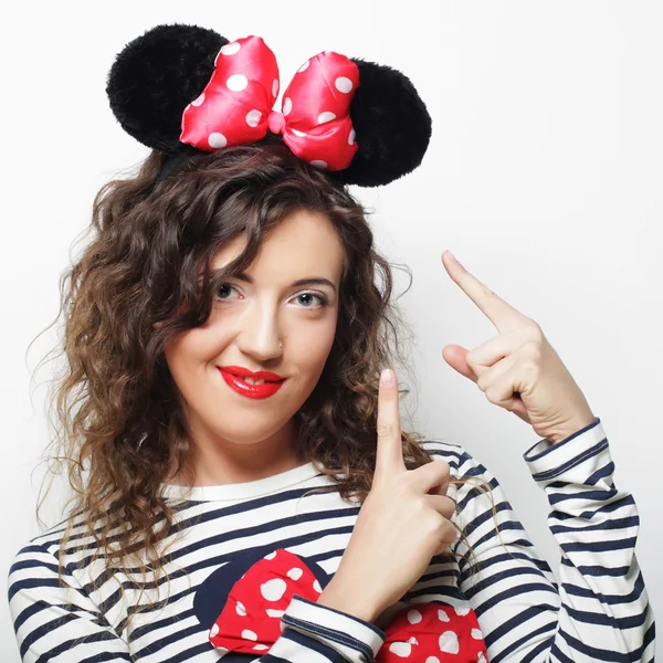 Förvånad ung kvinna med mus öron — Stockfoto