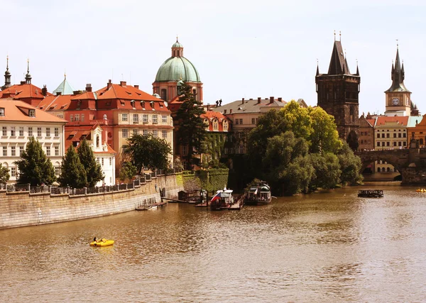 Известный Карлов мост и башня, Прага — стоковое фото