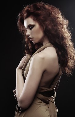 parlak kırmızı kıvırcık saçlı kadın