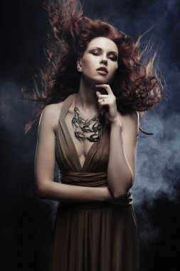 parlak kırmızı kıvırcık saçlı kadın