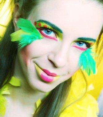 Yaratıcı makyajlı kadın