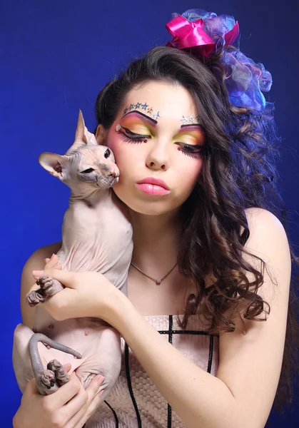 Jovem princesa com Sphynx gato . — Fotografia de Stock