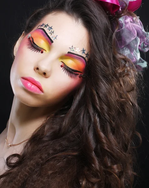 Mooie dame met artistieke make-up. — Stockfoto