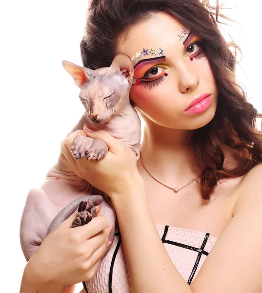 Mulher com visagem criativa segurando Sphynx gato — Fotografia de Stock