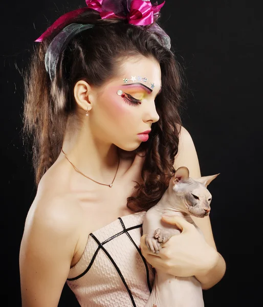 Jovem princesa com Sphynx gato . — Fotografia de Stock