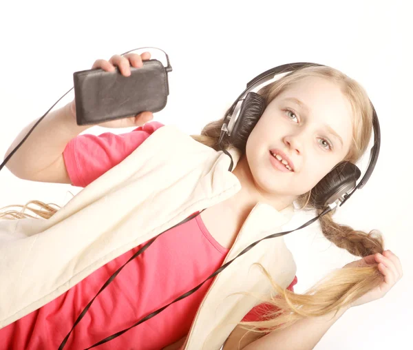 Tanzende kleine Mädchen Kopfhörer Musik singen auf weißem Hintergrund — Stockfoto