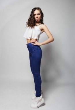 Kıvırcık saçlı bir manken.