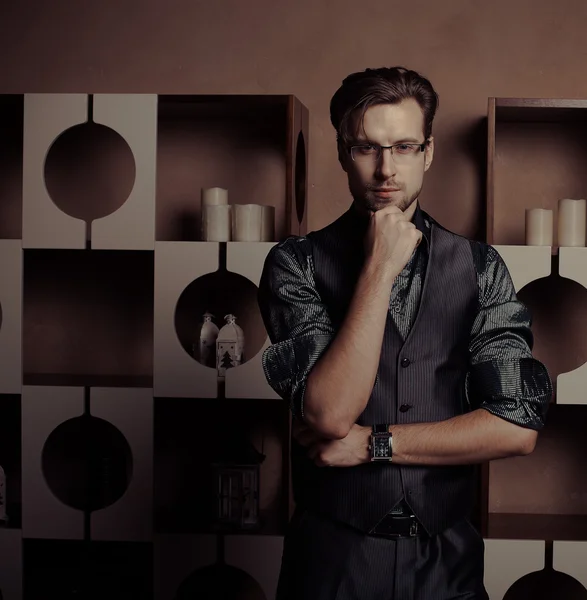 Fashion Man w luksusowym nowoczesnym wnętrzu — Zdjęcie stockowe