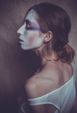 Yaratıcı görünüşlü kadın, yumuşak ışık