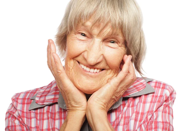 Gelukkig verrast senior vrouw op zoek naar camera — Stockfoto