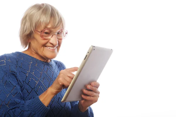 Senior mulher feliz usando ipad — Fotografia de Stock