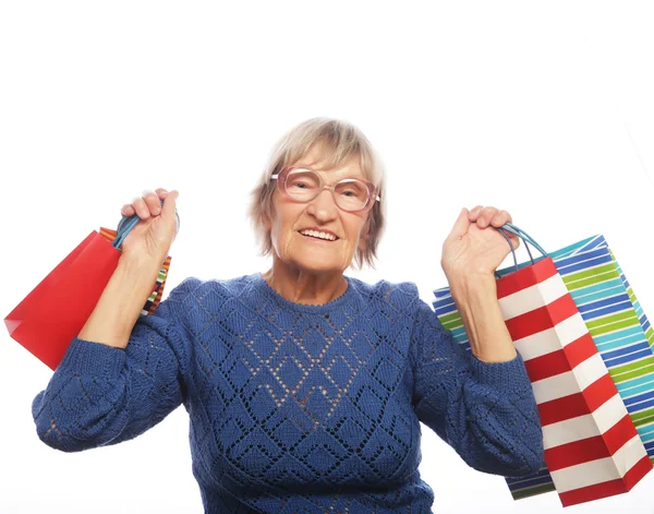 Felice donna anziana con borse della spesa — Foto Stock