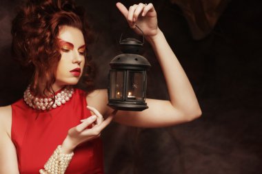 yaratıcı olun-u olan kadın