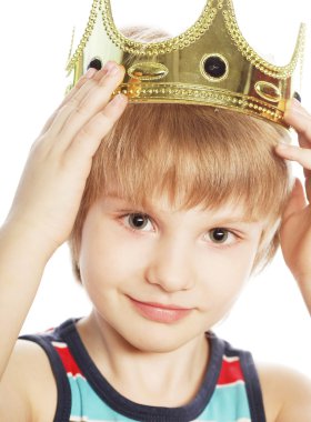 taç olan küçük çocuk