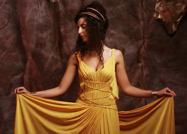 Mulher morena usando vestido de noite amarelo — Fotografia de Stock