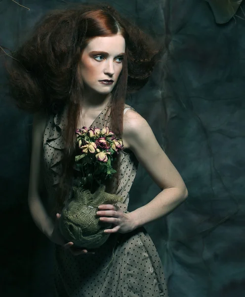 Menina bonita com rosas secas — Fotografia de Stock