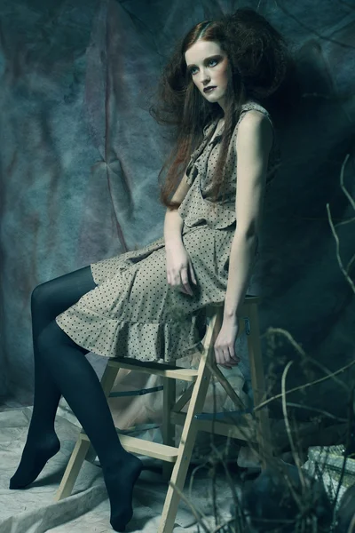 Mode model zittend op een kruk — Stockfoto