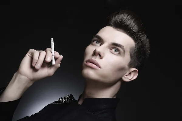 Joven hombre con estilo fumando un cigarrillo — Foto de Stock