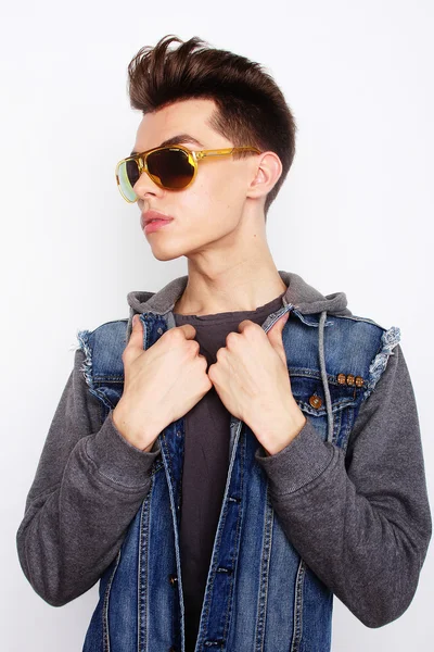 Mode junger Mann mit modischer Sonnenbrille auf weißem Hintergrund — Stockfoto