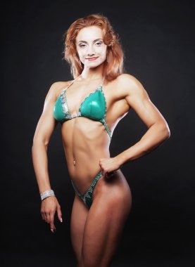 güzel bir kadın vücut geliştirme uzmanı