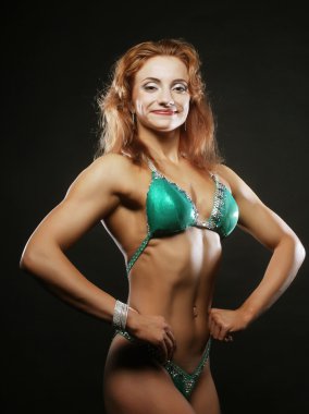 güzel bir kadın vücut geliştirme uzmanı