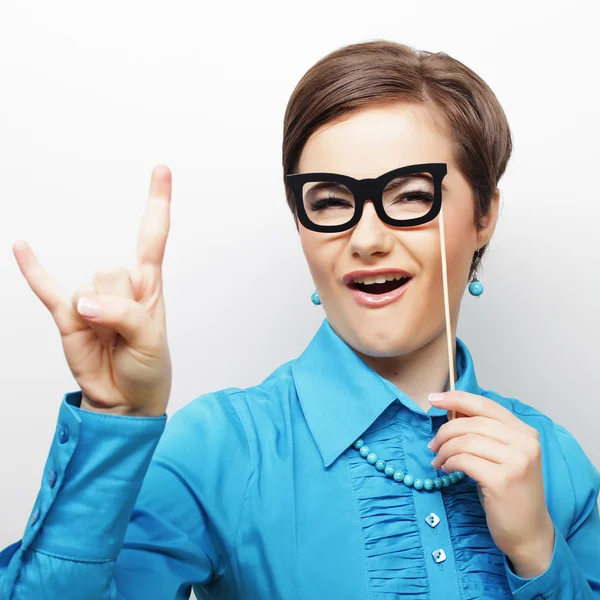 Verspielte junge Frauen mit Partybrille. — Stockfoto