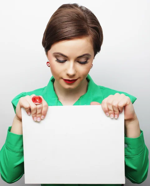 Junge lässige Frau glücklich mit leerem Schild — Stockfoto