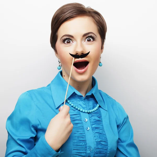 Menina vestindo bigodes falsos . — Fotografia de Stock