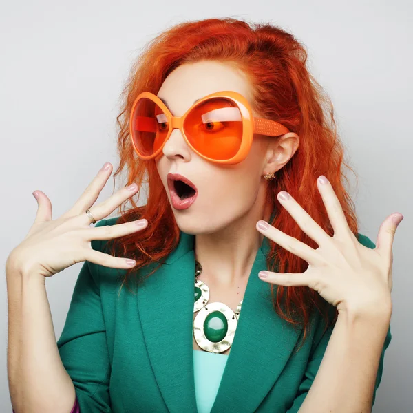 Mujeres jóvenes juguetonas sosteniendo unas gafas de fiesta . — Foto de Stock