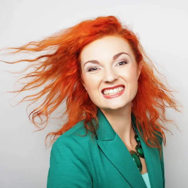Mujer feliz con viento en el pelo — Foto de Stock