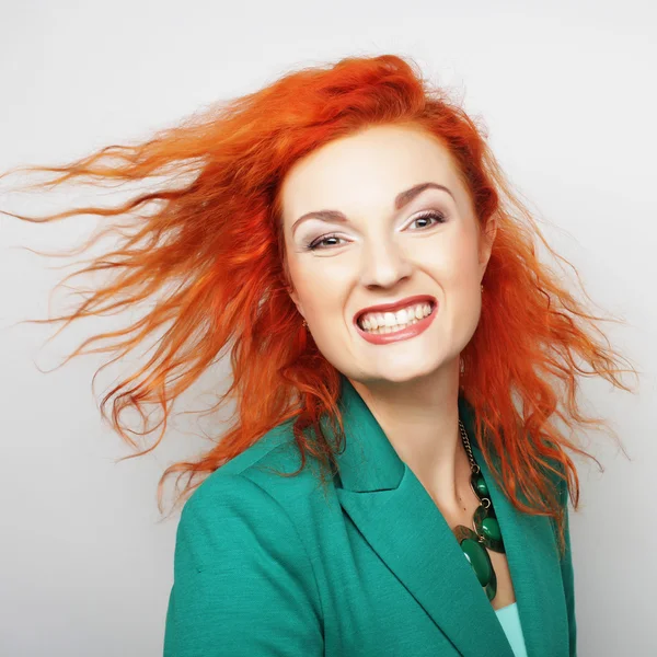 Gelukkige vrouw met wind in haar — Stockfoto