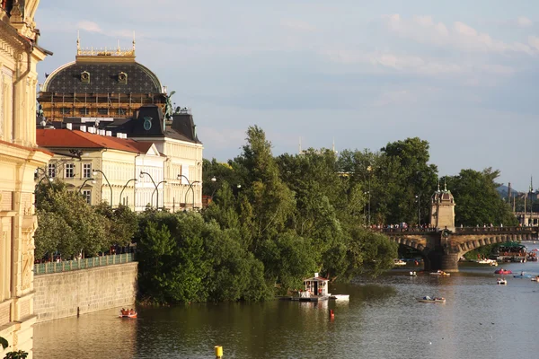 Widok na zabytki od rzeki w Pradze. — Zdjęcie stockowe