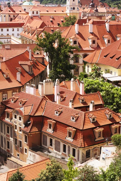 Prague Old Town içinde geleneksel kırmızı çatılar — Stok fotoğraf