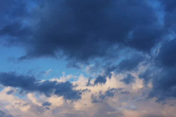 Cielo fondo con nubes — Foto de Stock