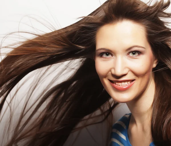 Mujer joven con viento en el pelo — Foto de Stock