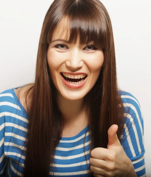 Junge Frau zeigt Daumen-hoch-Geste — Stockfoto