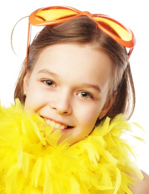 eğlenceli turuncu carnaval gözlüklü küçük kız