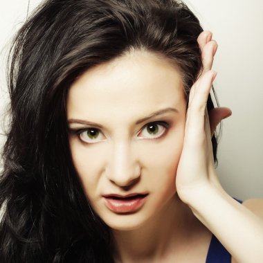 Kadın komik surat yapıyor.