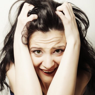 Kadın komik surat yapıyor.