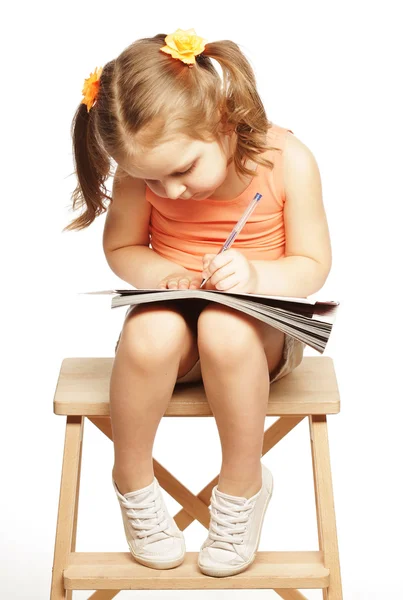 Kleines Mädchen zeichnet isoliert auf Weiß — Stockfoto