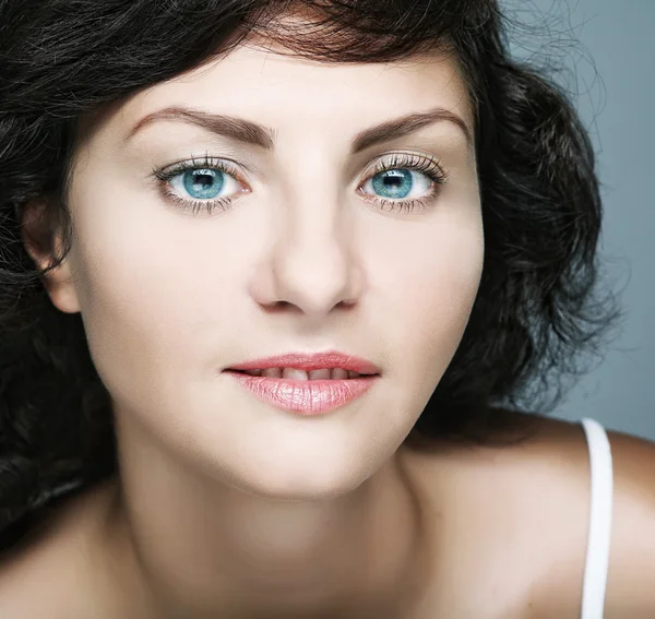 Portrait of beautiful young brunette woman — Stock Photo, Image