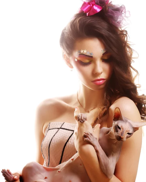 Mulher com visagem criativa segurando Sphynx gato — Fotografia de Stock