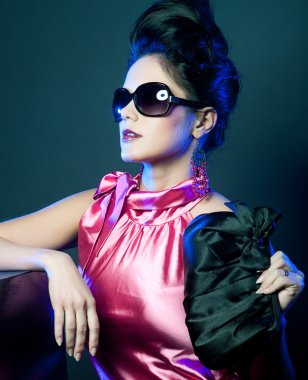 kadın moda güneş gözlüğü ve el çantası