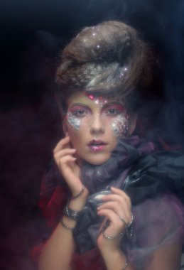 Güzel kadın parlak yaratıcı makyaj